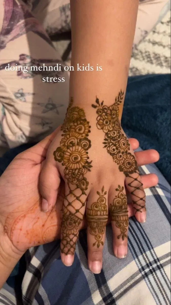 Simple Back Hand Mehndi Design for Eid (2)