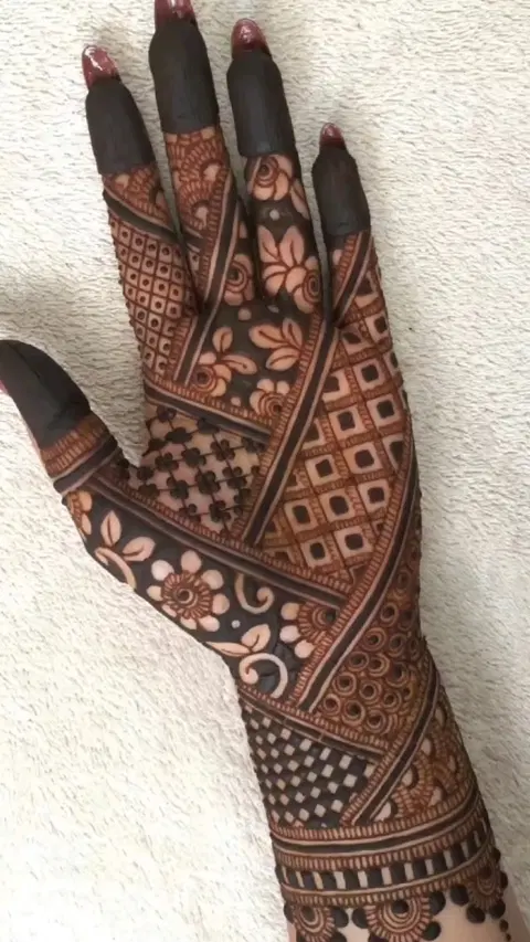 aesthetic arabic circle back hand mehndi design