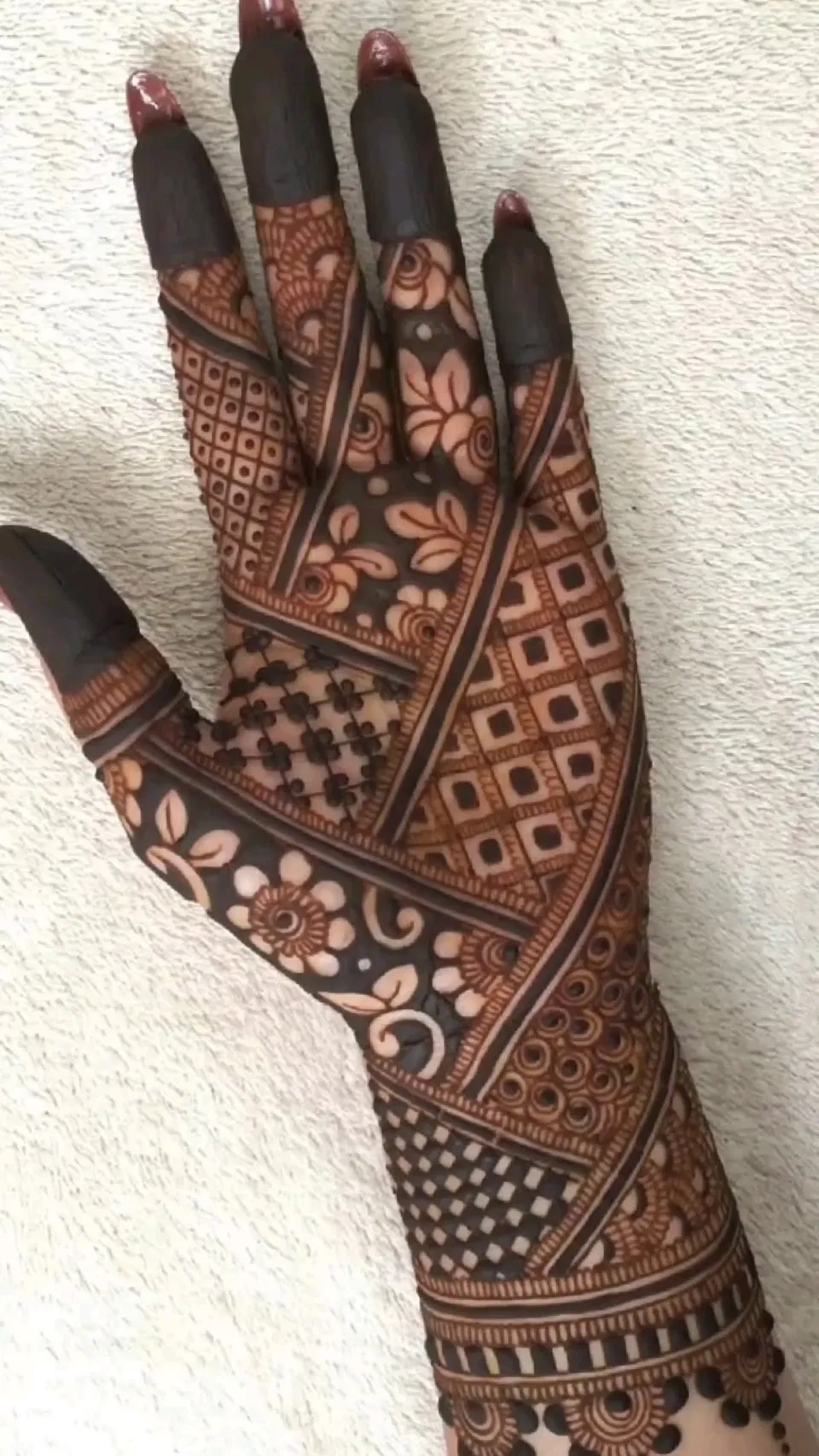 Aesthetic Arabic Back Hand Mehndi Design with Gol Tikki, Flowers and Moon for Eid