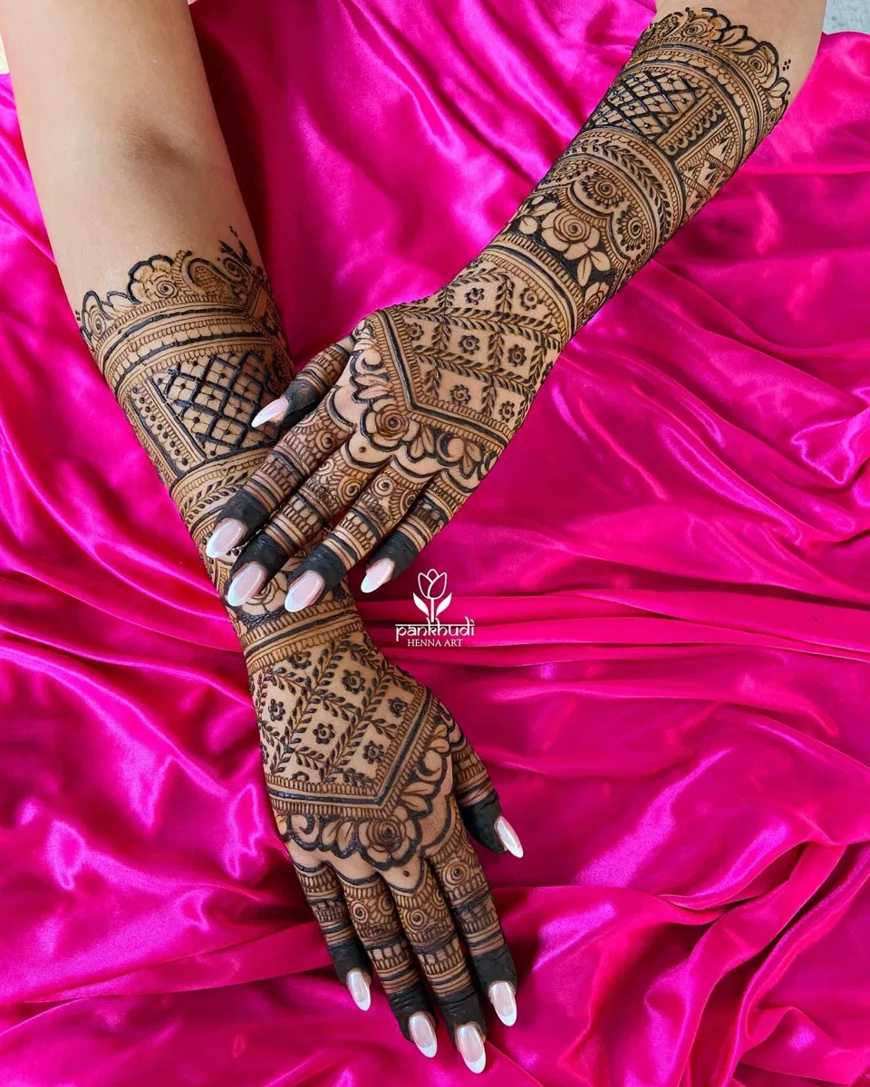 Bridal Back Hand Mehndi Design with Figures (3)