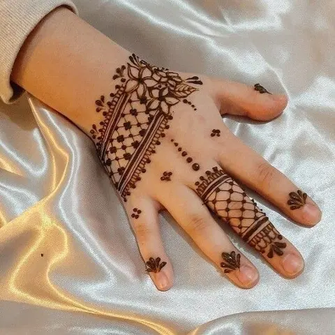 simple stylish finger mehndi design