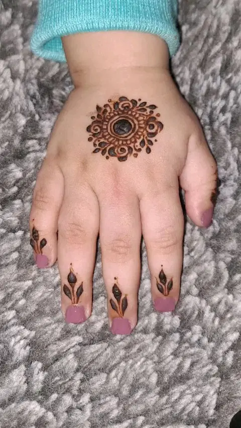 simple circle finger mehndi design