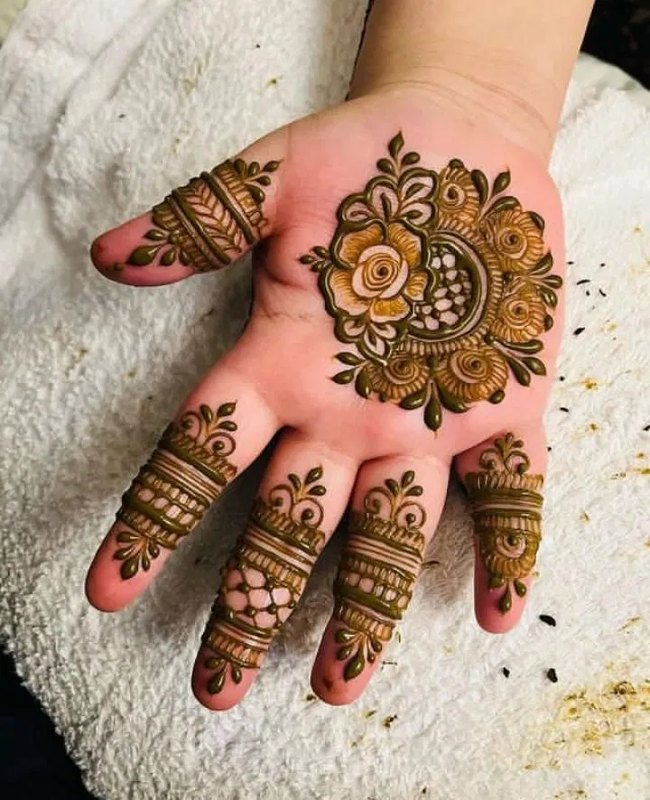 Bridal Royal Finger Mehndi Design with Gol Tikki and Jaal