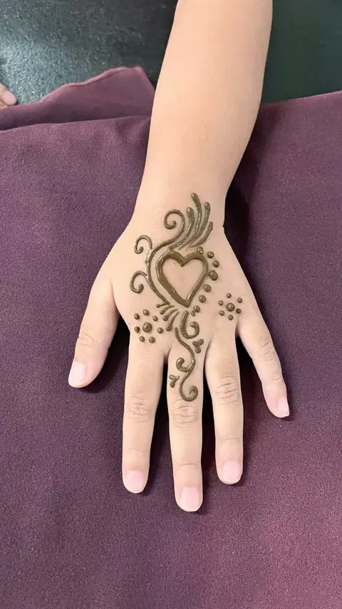 minimal simple heart front hand mehndi design