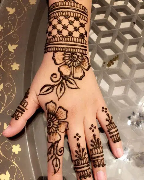 indian simple circle back hand mehndi design