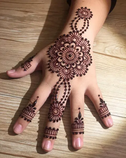simple circle back hand mehndi design
