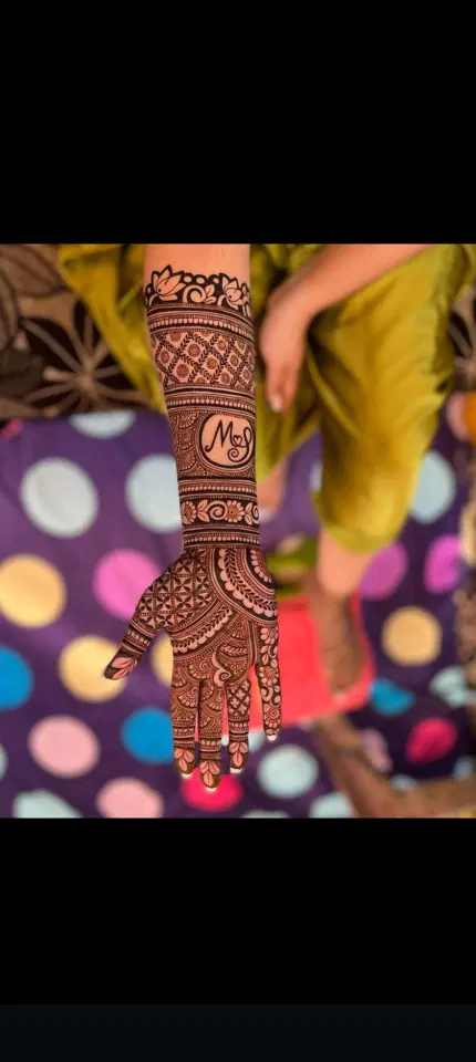 bridal figure back hand mehndi design