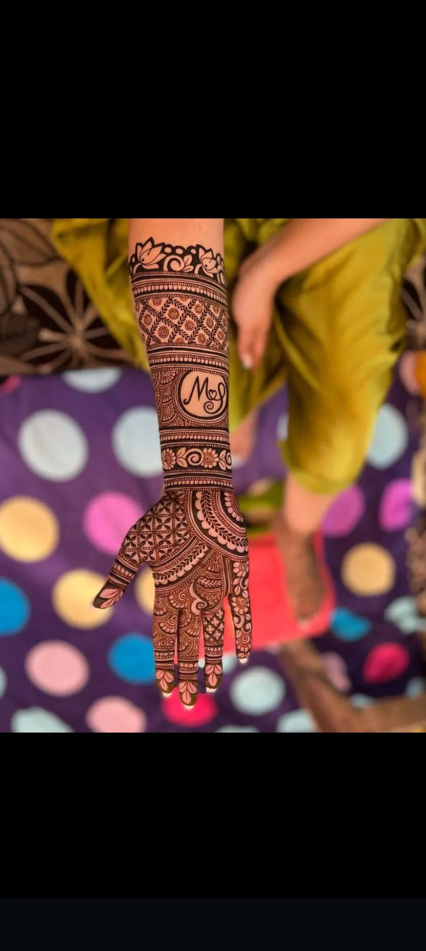 Bridal Back Hand Mehndi Design with Figures (2)