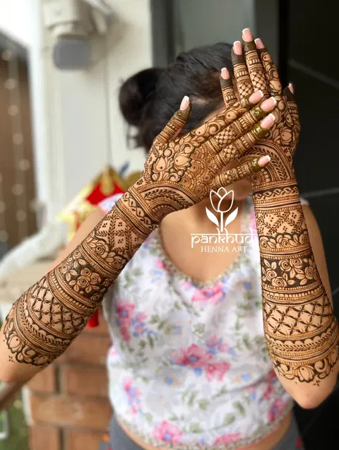 bridal stylish back hand mehndi design