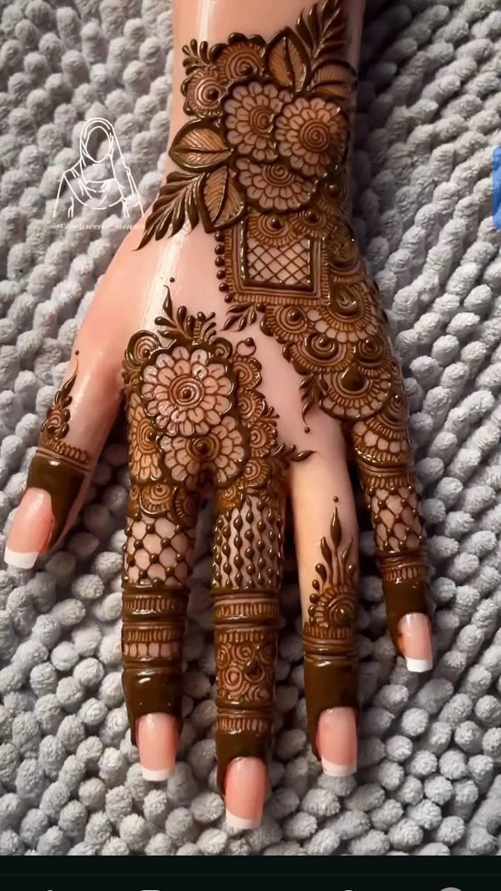 Aesthetic Arabic Back Hand Mehndi Design with Flowers and Moon for Eid