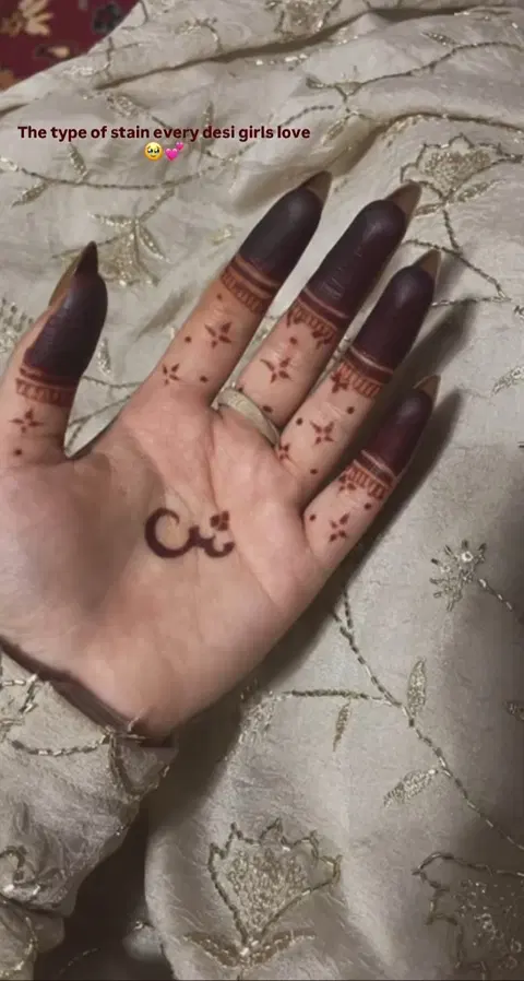 aesthetic arabic heart finger mehndi design