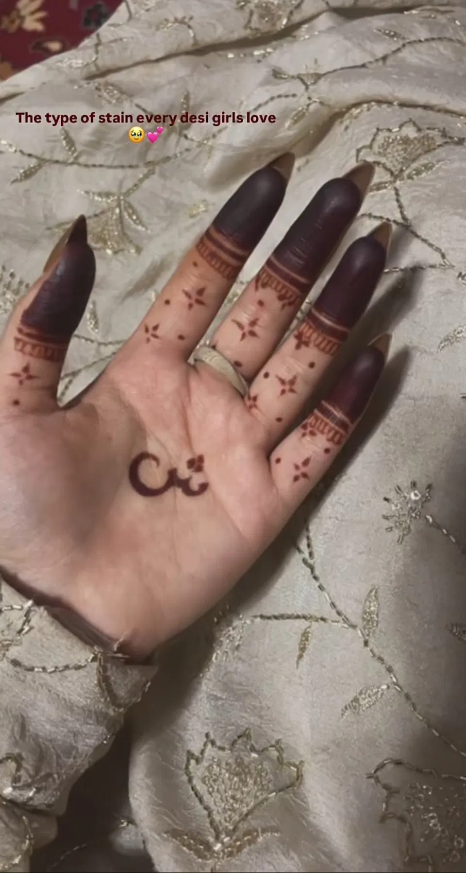 Aesthetic Arabic Finger Mehndi Design with Hearts and Hidden Name