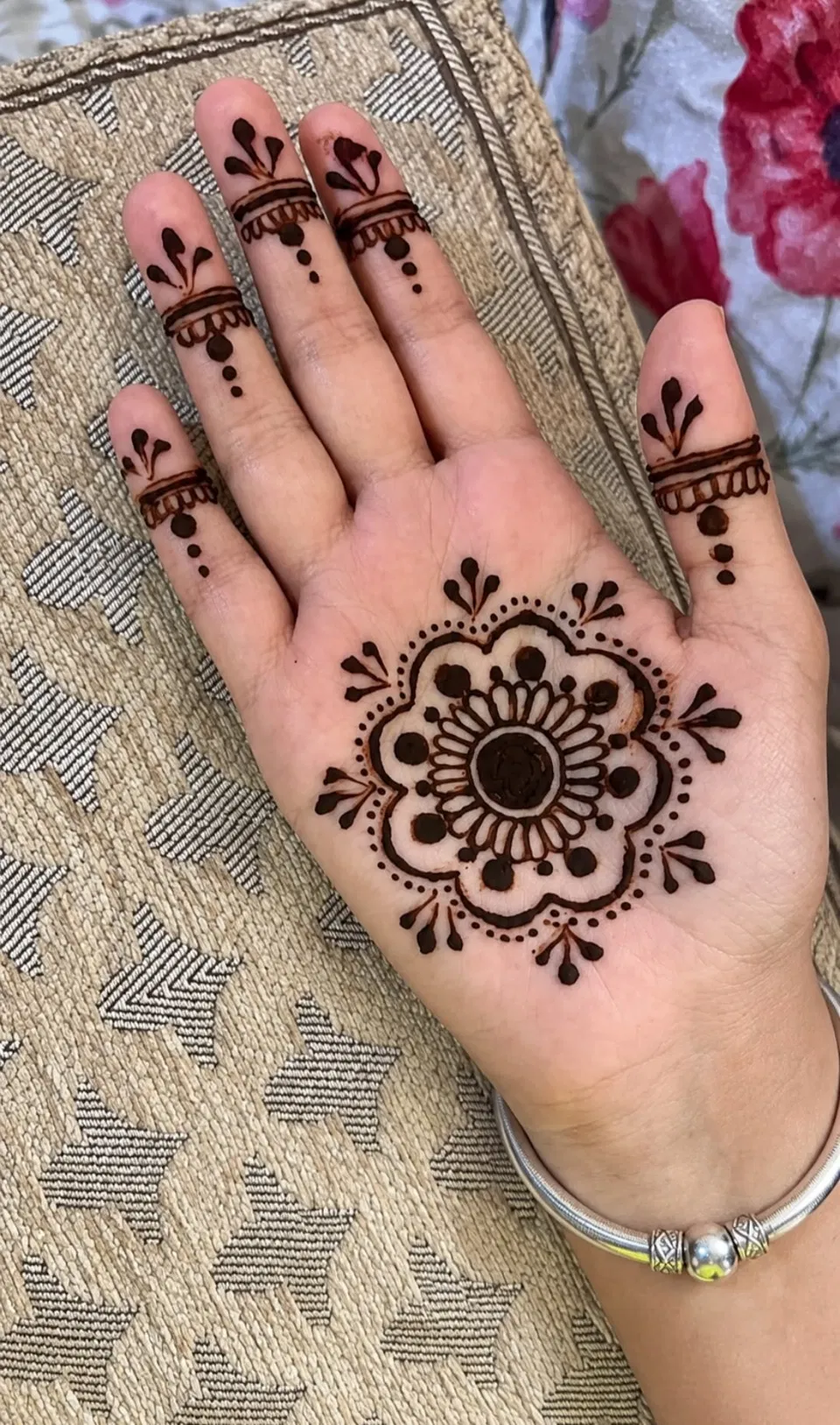 Aesthetic Simple Finger Mehndi Design with Gol Tikki and Flowers (3)