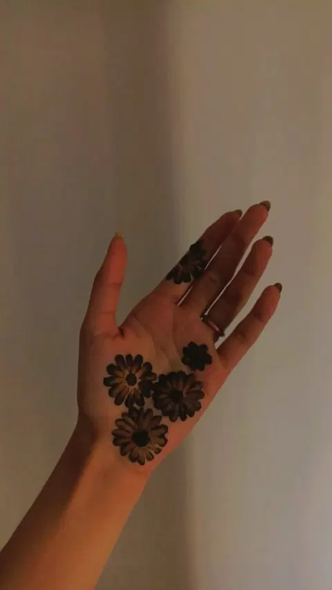 aesthetic arabic flower finger mehndi design