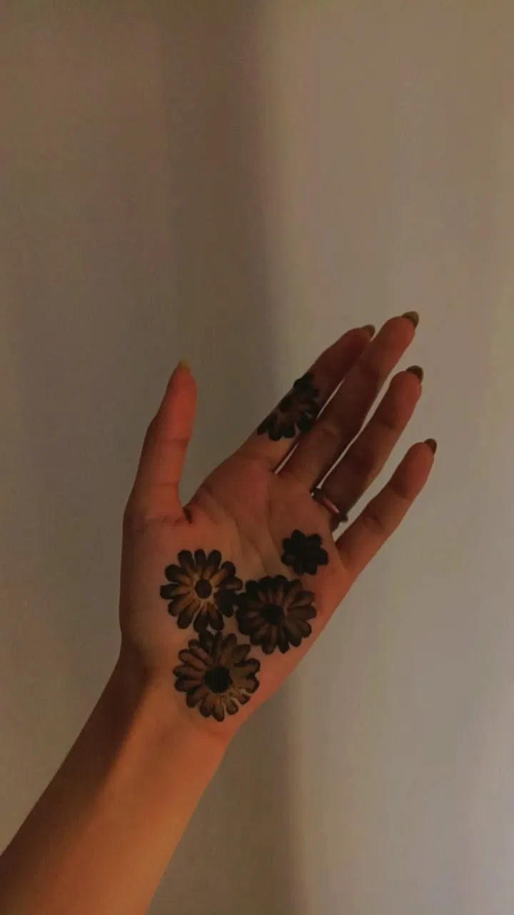 Aesthetic Arabic Finger Mehndi Design with Flowers and Jaal