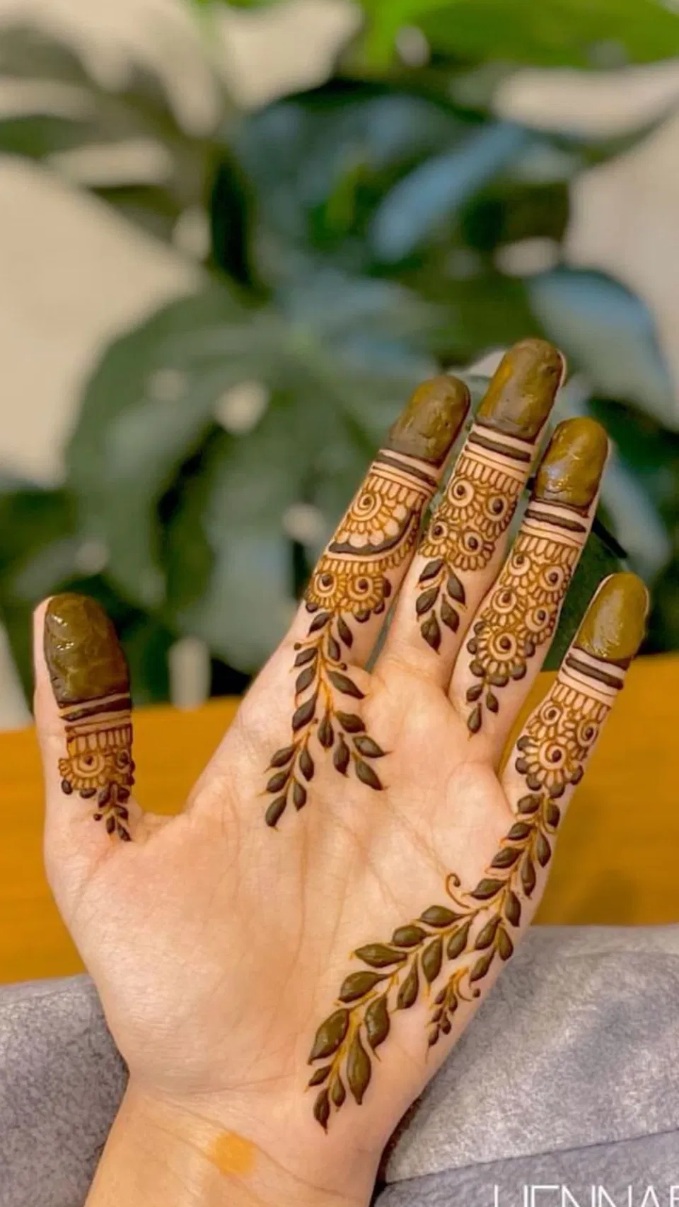 Aesthetic Minimal Finger Mehndi Design (6)