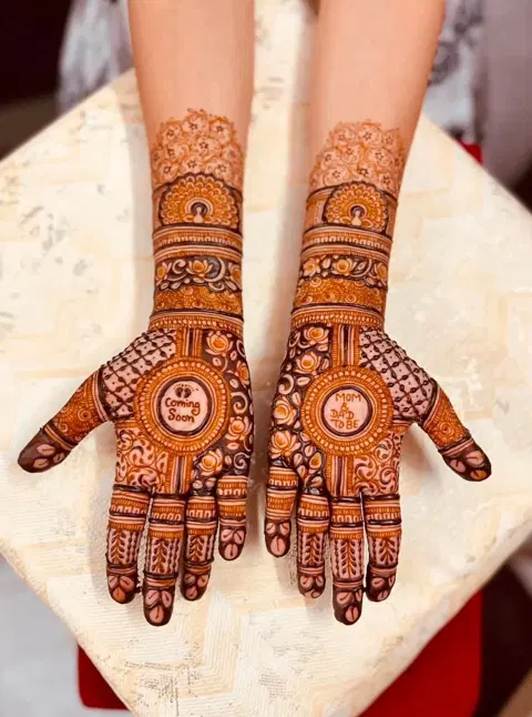 circle front hand mehndi design