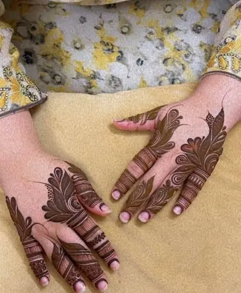 aesthetic arabic jaal back hand mehndi design
