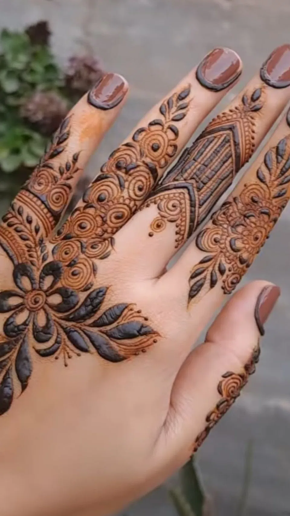 Arabic Royal Back Hand Mehndi Design (2)