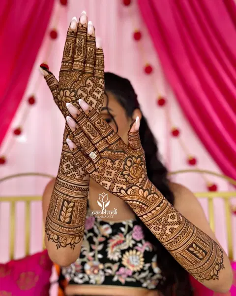 bridal stylish figure back hand mehndi design