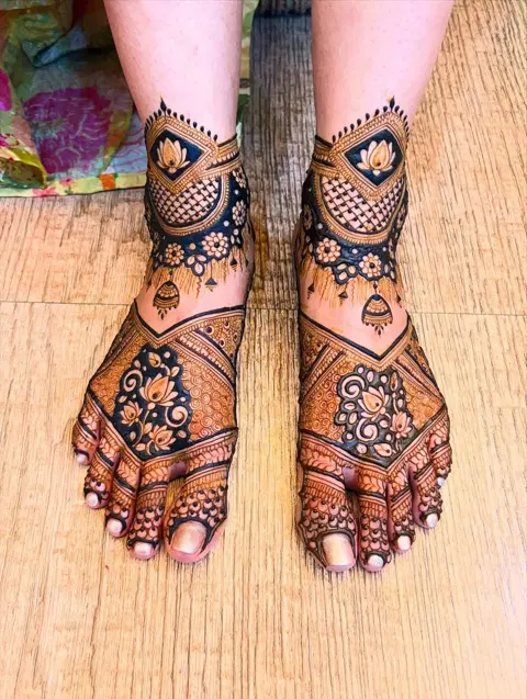 bridal back hand mehndi design