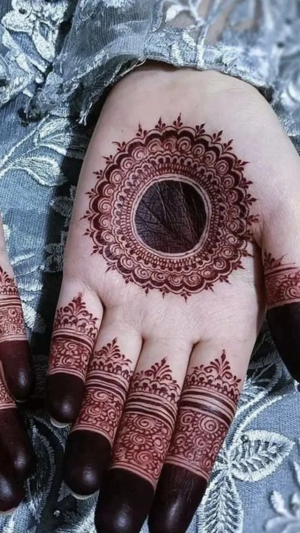 Aesthetic Bridal Back Hand Mehndi Design with Gol Tikki and Jaal (2)