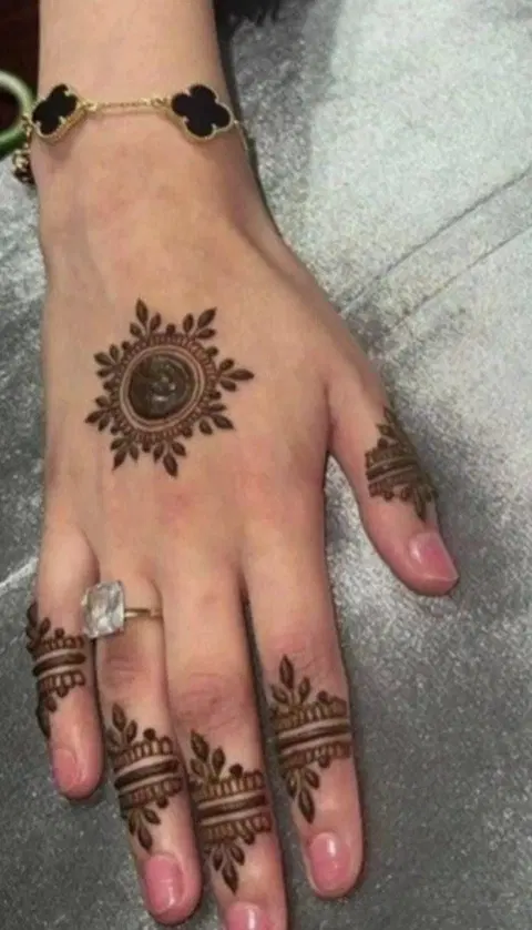 pakistani simple circle back hand mehndi design