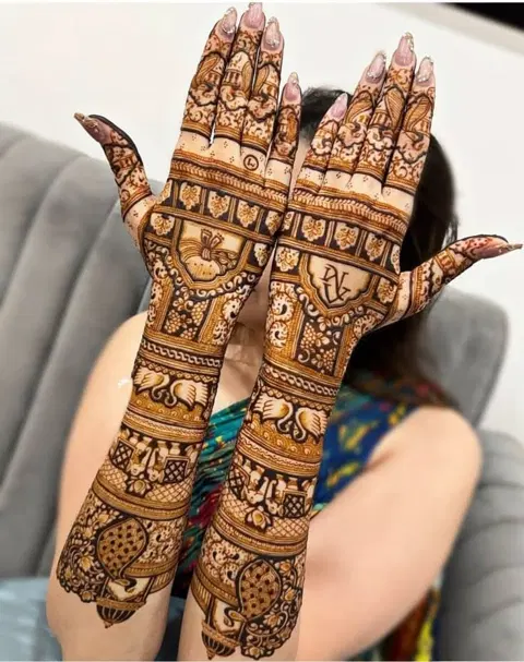 bridal stylish figure back hand mehndi design