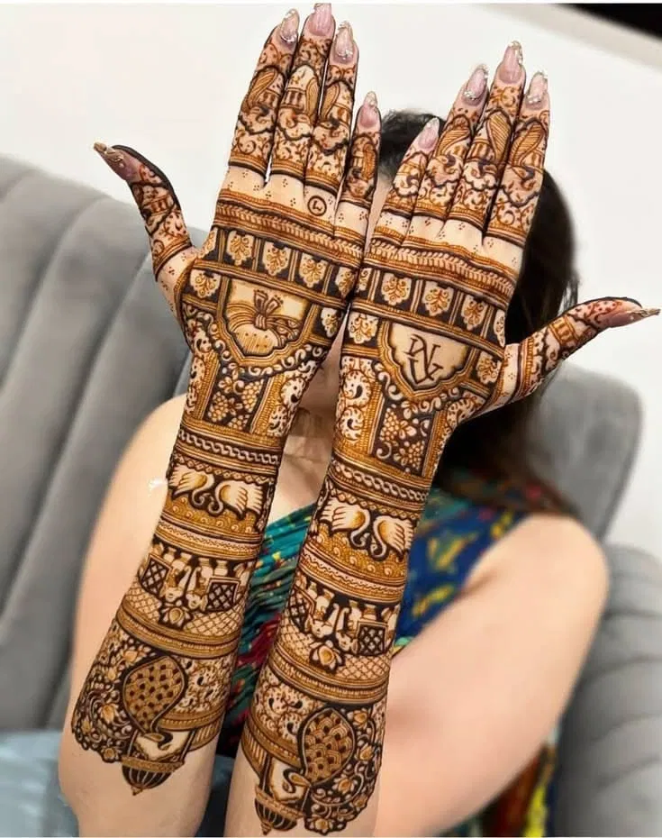 Bridal Stylish Back Hand Mehndi Design with Figures for Engagement (2)