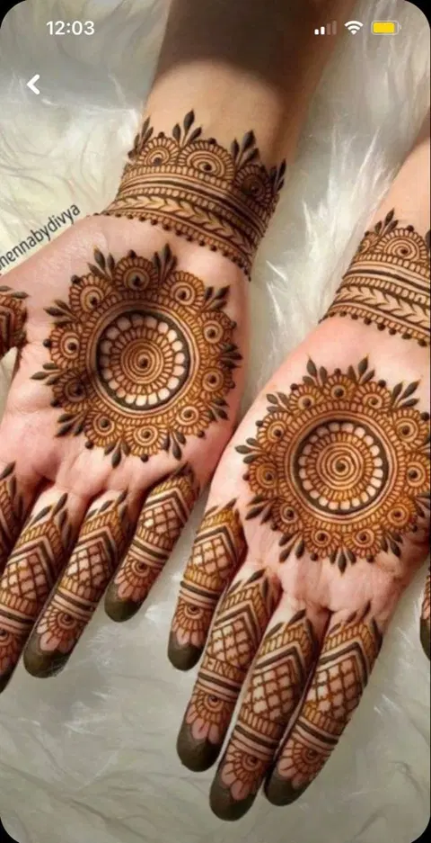 aesthetic circle front hand mehndi design