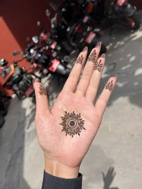 aesthetic indian circle front hand mehndi design