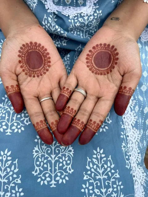 indian minimal circle finger mehndi design