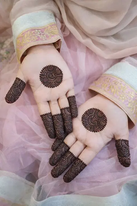 simple stylish circle finger mehndi design