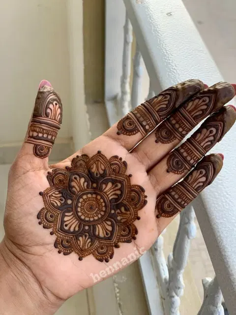 aesthetic stylish circle finger mehndi design