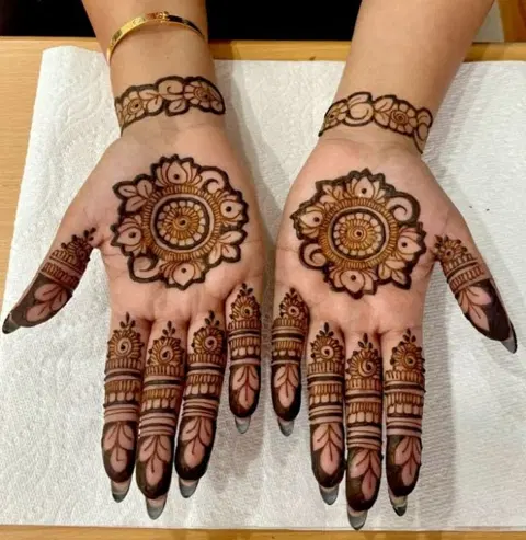 arabic stylish circle back hand mehndi design