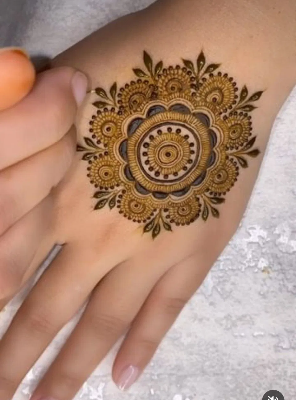 Aesthetic Simple Back Hand Mehndi Design with Gol Tikki for Diwali (2)