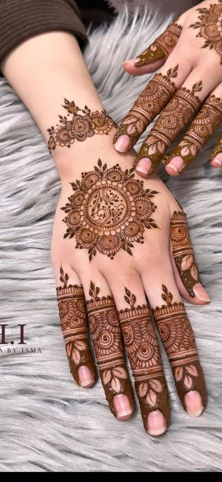 bridal stylish circle back hand mehndi design
