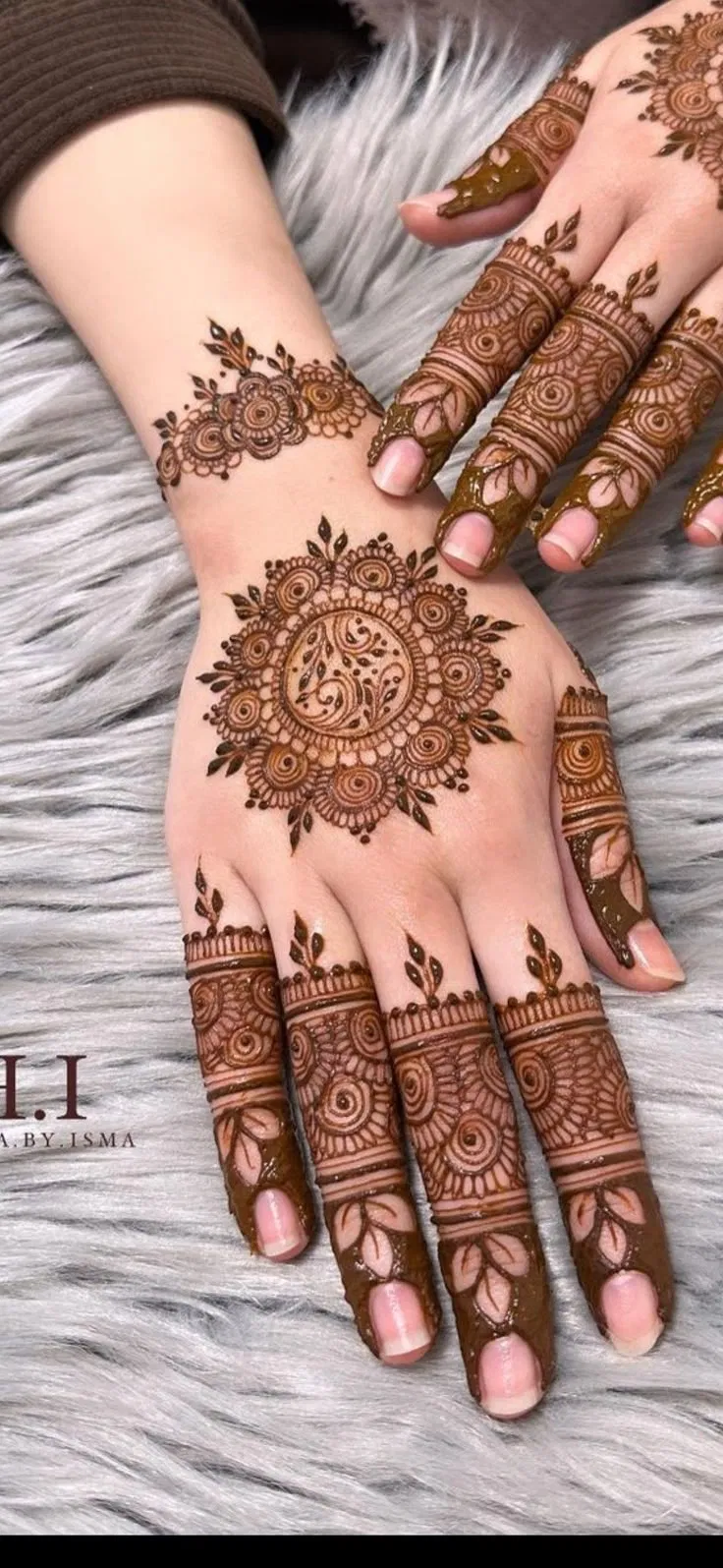 Bridal Stylish Back Hand Mehndi Design with Gol Tikki for Diwali