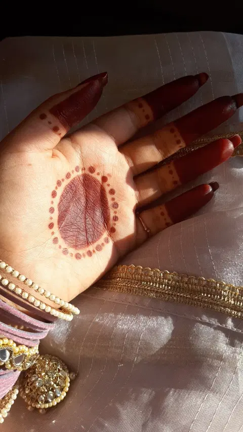 aesthetic bridal circle front hand mehndi design