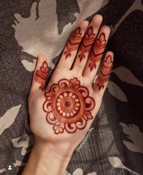 aesthetic arabic circle back hand mehndi design