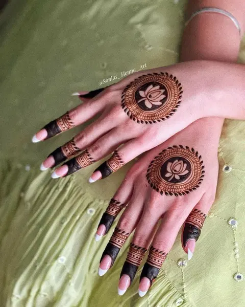 simple stylish circle back hand mehndi design