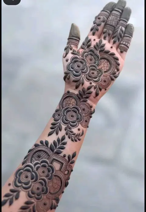 bridal circle front hand mehndi design