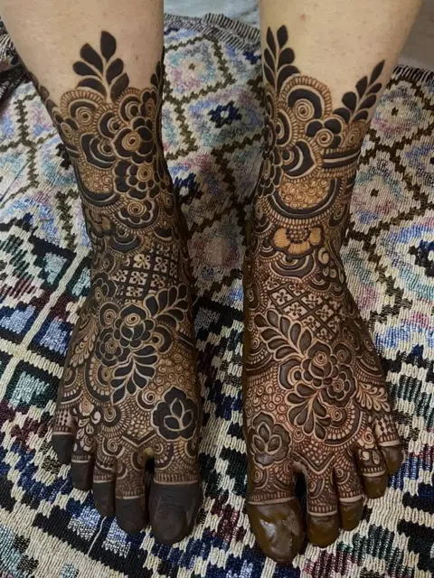bridal figure foot mehndi design