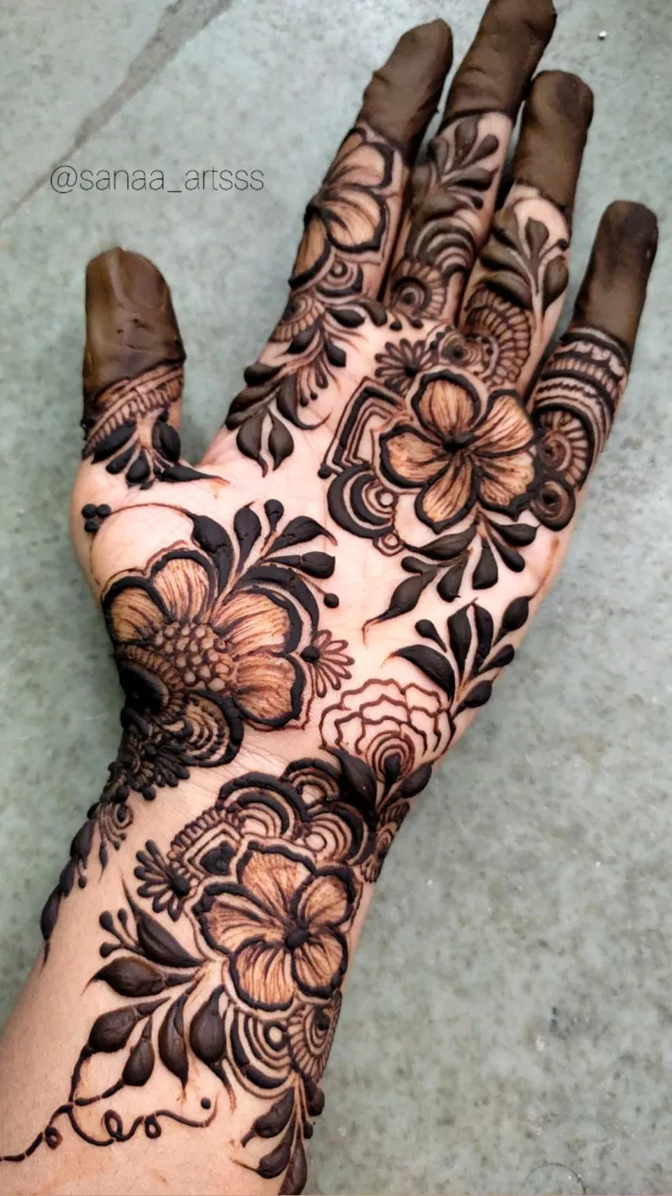 Arabic Simple Front Hand Mehndi Design with Flowers (4)