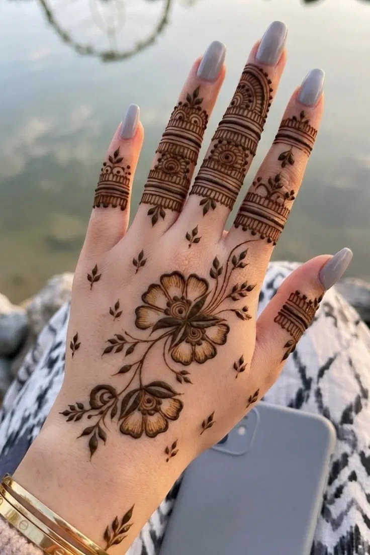 Aesthetic Arabic Back Hand Mehndi Design with Flowers (24)
