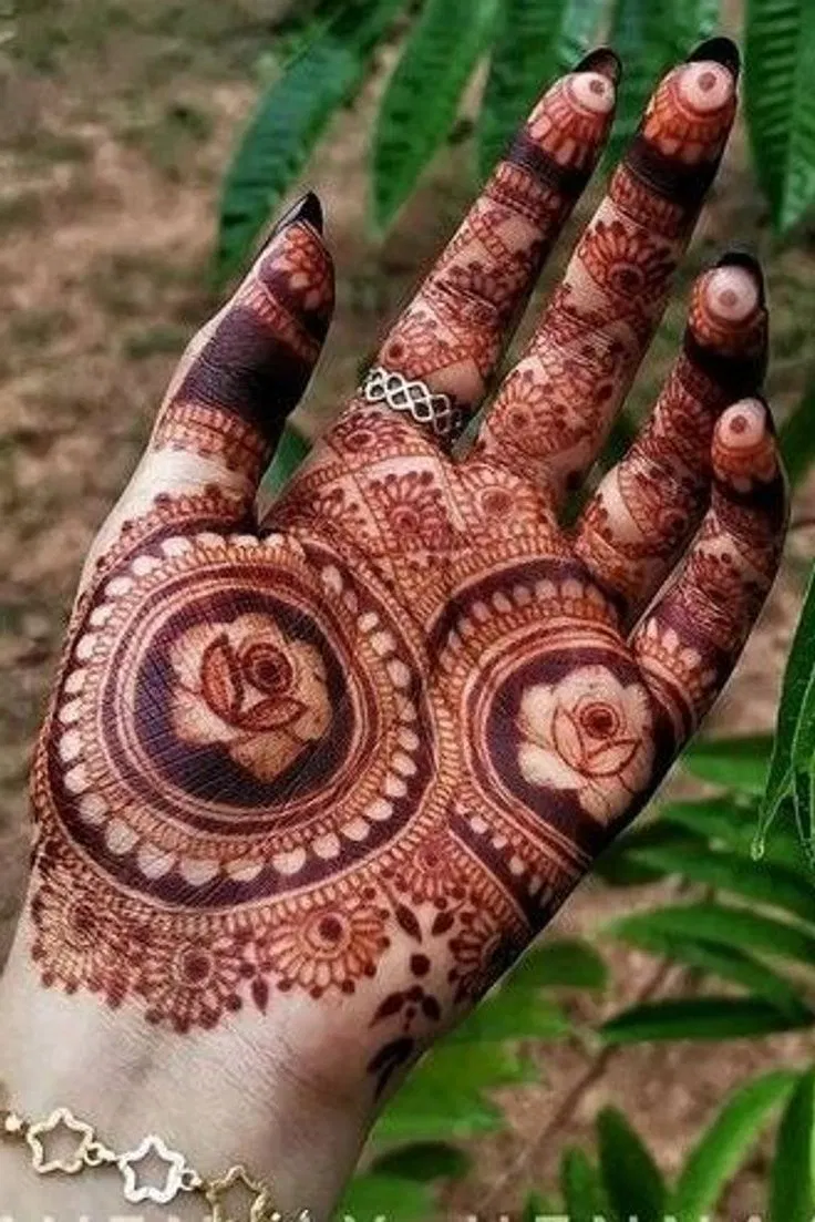 Arabic Bridal Front Hand Mehndi Design with Gol Tikki and Flowers (7)