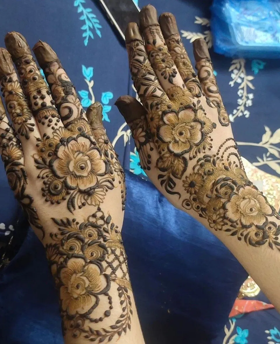 Arabic Dubai Front Hand Mehndi Design with Flowers (4)