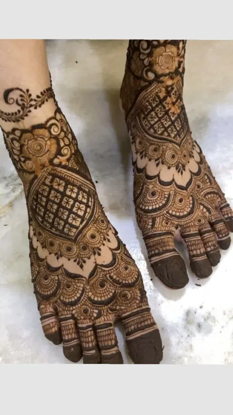 bridal indian figure foot mehndi design