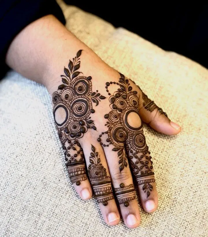 Simple Stylish Back Hand Mehndi Design (4)