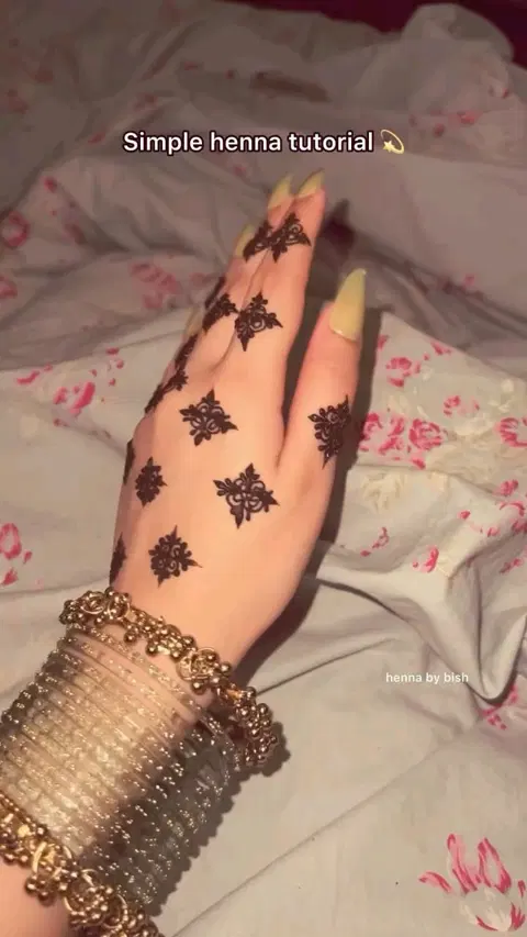 aesthetic arabic circle back hand mehndi design
